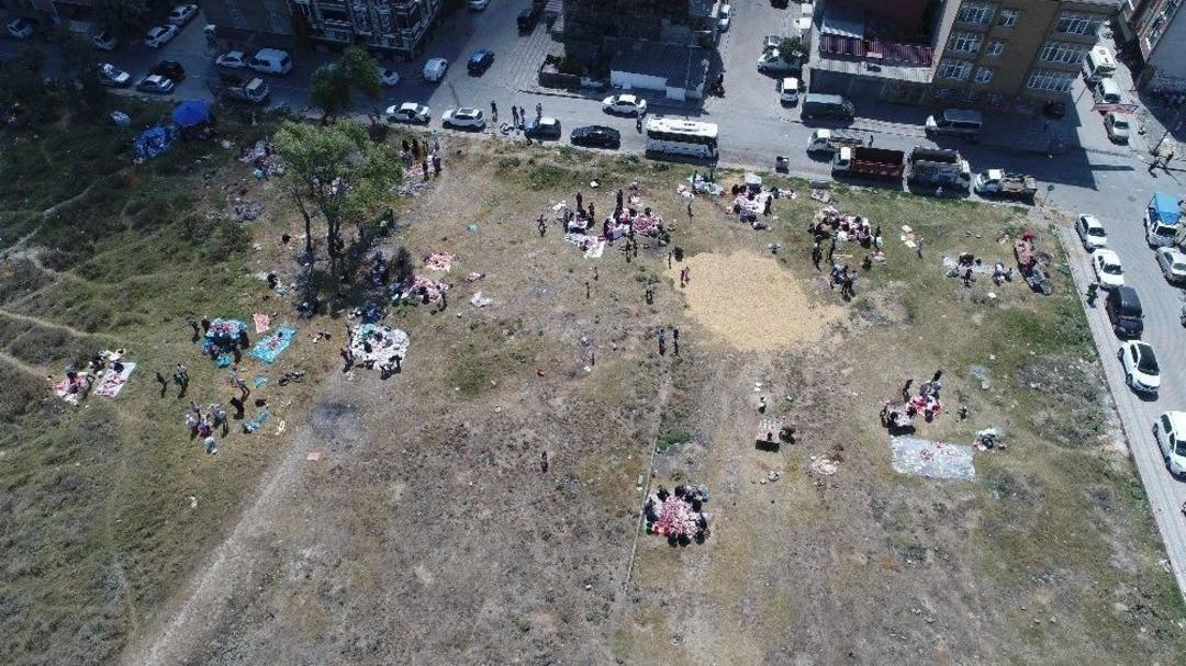 Ka&ccedil;ak Alanlarda Kurban Kesimi Havadan G&ouml;r&uuml;nt&uuml;lendi