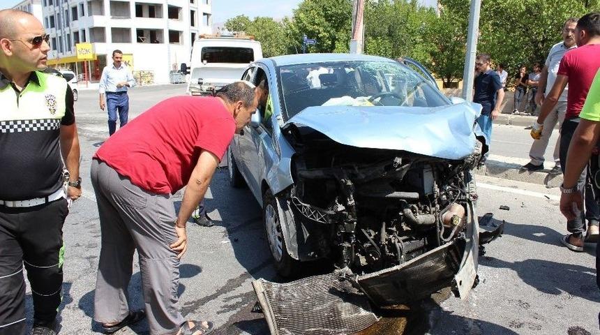 Erzincan&rsquo;da Trafik Kazası: 5 Yaralı