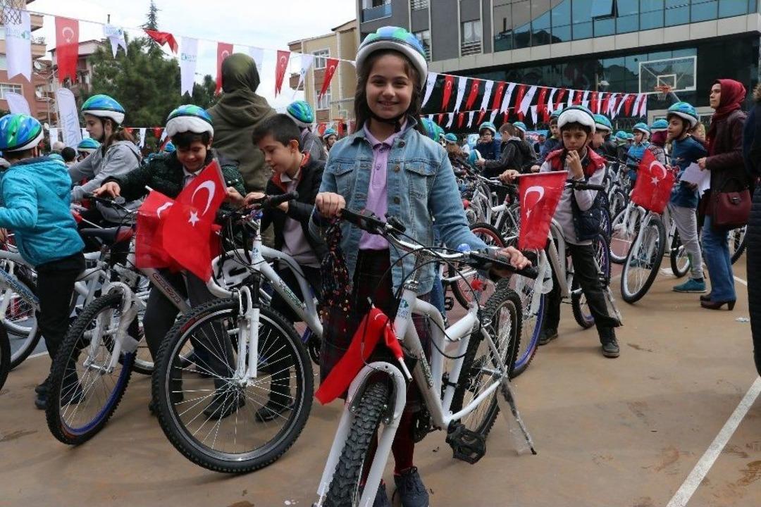 İzmitli &Ccedil;ocuklara 12 Bin 500 Bisiklet Dağıtılmaya Başlandı