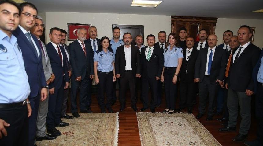 Zabıtalar Başkan Ercan’ı Makamında Ziyaret Etti