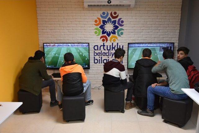 Artuklu Belediyesi Bilgi Evinde Öğrenciler Bilgiye Doyacak