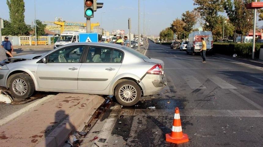 4 Otomobilin Karıştığı Zincirleme Kazada 2 Kişi Yaralandı