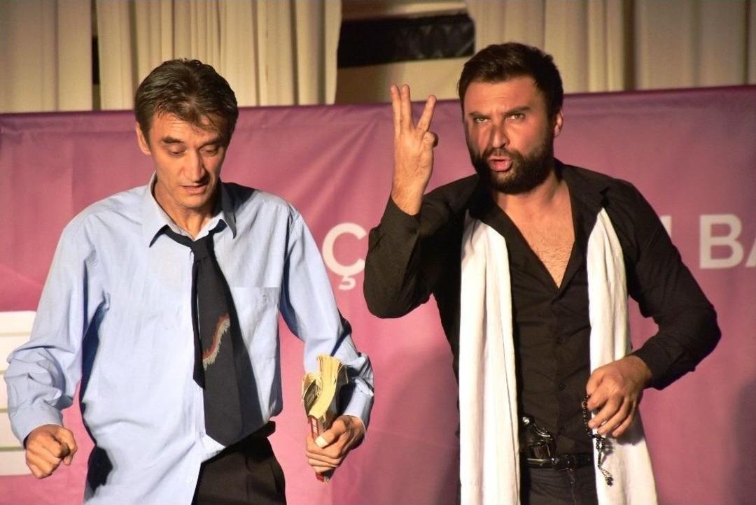 Pop&uuml;ler K&uuml;lt&uuml;r&uuml;n Yan Etkileri Tiyatroyla Anlatıldı