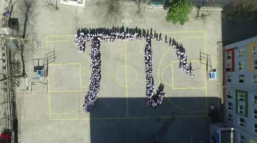 D&uuml;nya Pi G&uuml;n&uuml; &Ouml;ğrenciler Tarafından Pi Sembol&uuml; Oluşturularak Kutlandı