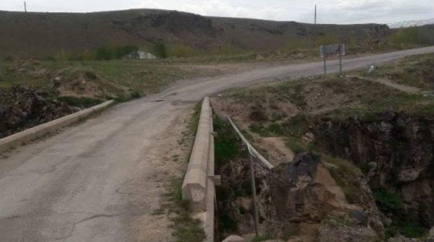 Tarihi K&ouml;pr&uuml;ye D&ouml;k&uuml;len Asfalt S&ouml;k&uuml;ld&uuml;