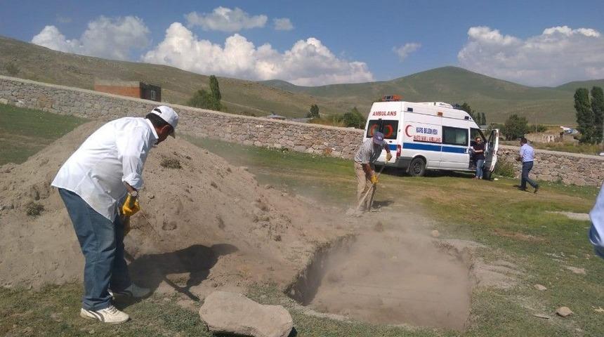 Ardahan&rsquo;da Bulunan Rus Subayın Cesedi Toprağa Verildi