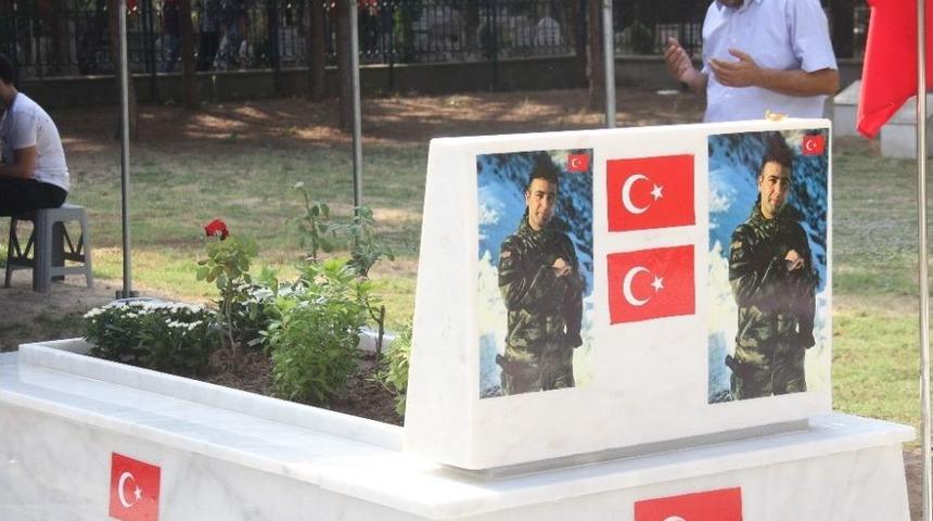 Bayramın 1. G&uuml;n&uuml;nde De Şehitler Yalnız Bırakılmadı