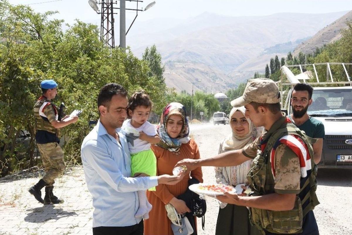 Jandarma Vatandaşlarla Bayramlaştı