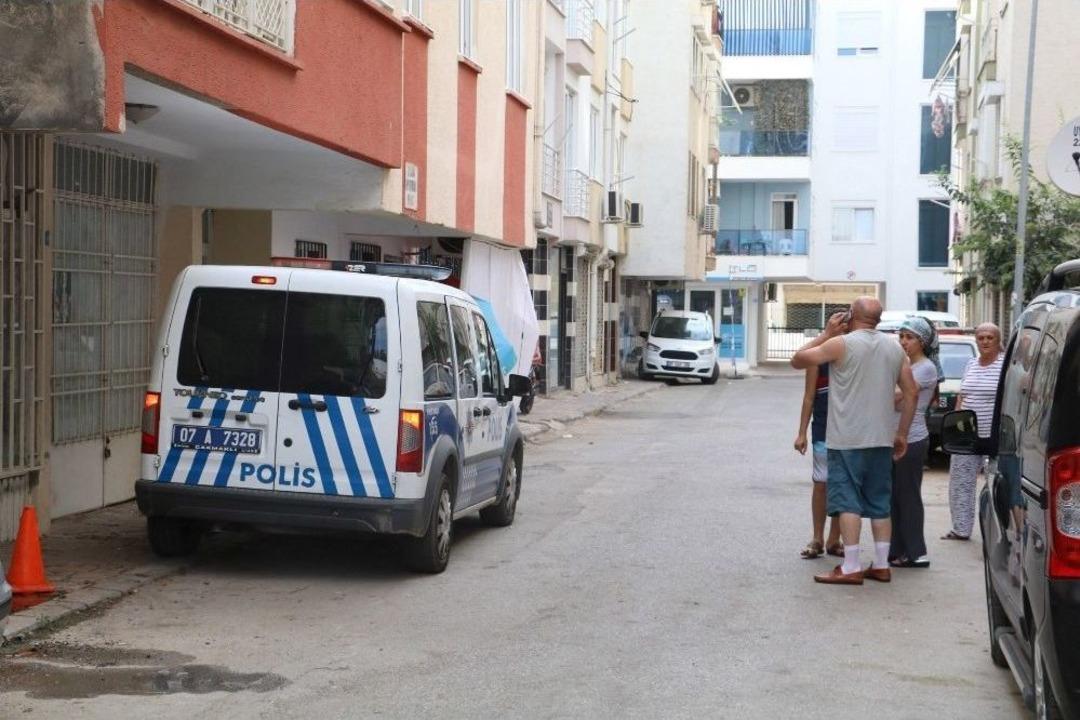 Apartman Dairesinden Gelen Koku Polisi Alarma Ge&ccedil;irdi