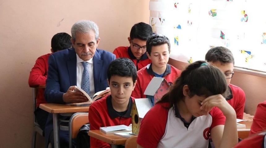 Demirkol &Ouml;ğrencilerle Kitap Okudu