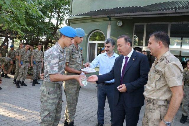 Siirt Valisi Atik, Mehmetçikle Bayramlaştı