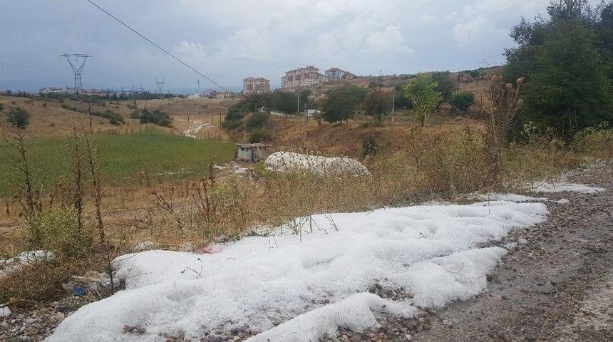 Demirci Dolu Yağışı Sonrası Beyaza B&uuml;r&uuml;nd&uuml;