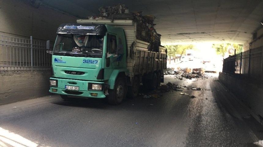 Bayrampaşa&rsquo;da Aşırı Y&uuml;kl&uuml; Kamyon Alt Ge&ccedil;ide Takıldı