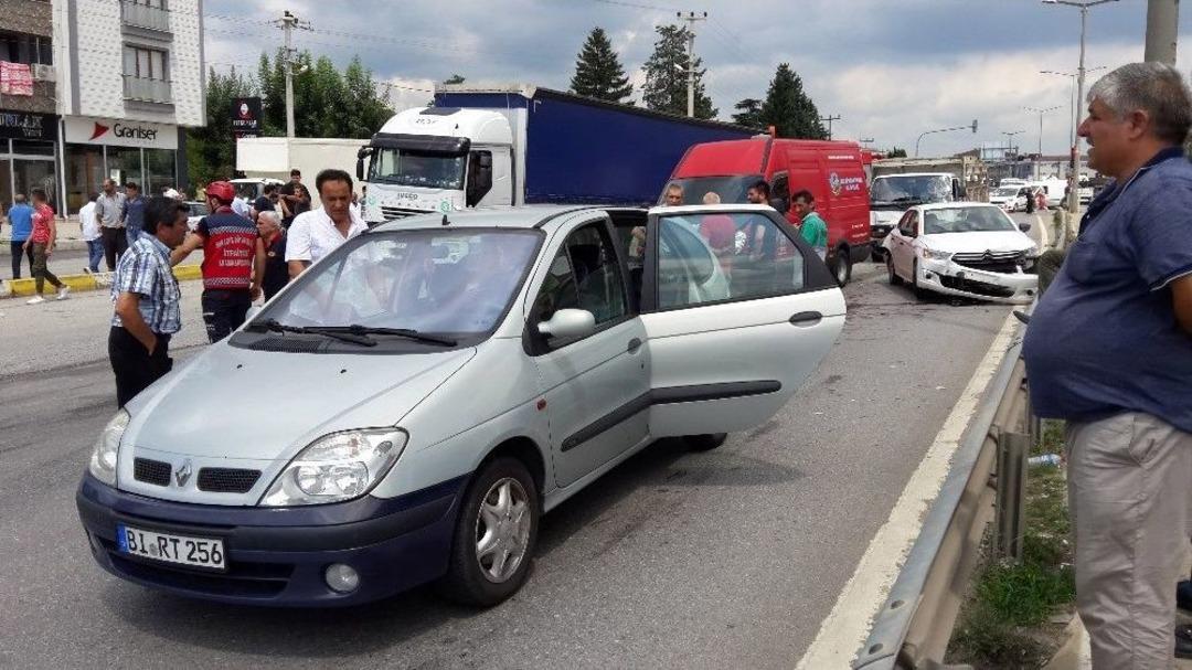 Sakarya&rsquo;da 50 Metre Arayla İki Trafik Kazası: 8 Yaralı