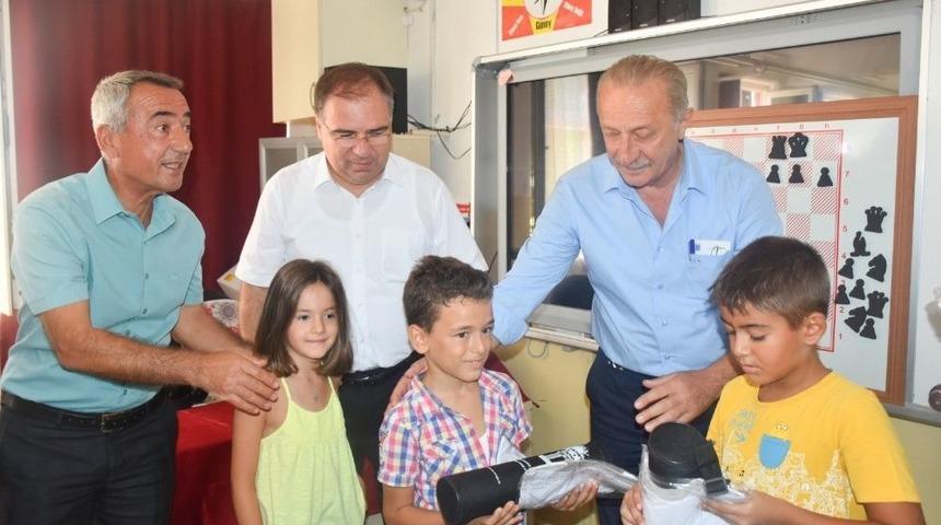 Kaymakam T&uuml;rk&ouml;z Ve Başkan Atabay&rsquo;dan Miniklere Satran&ccedil; Takımı