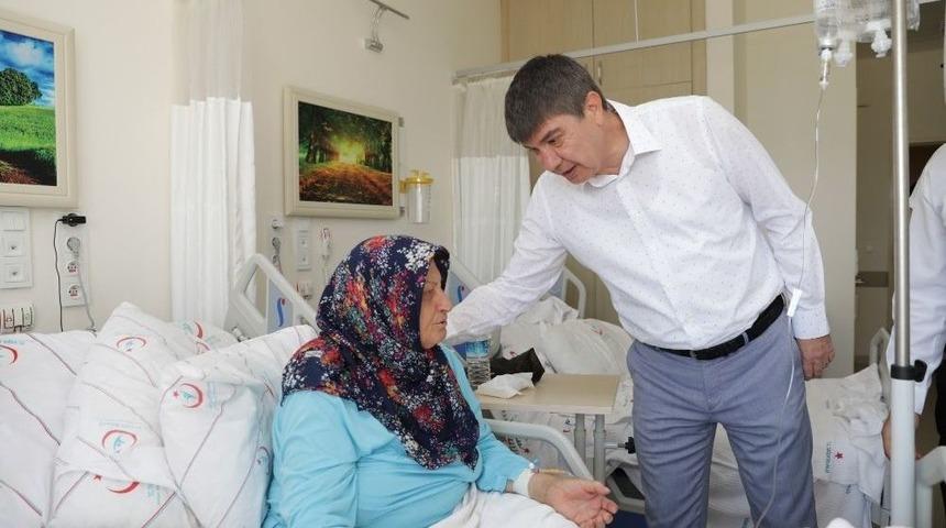 T&uuml;rel, Bayram Namazını Gazipaşa&rsquo;da Kıldı, Halkla Bayramlaştı