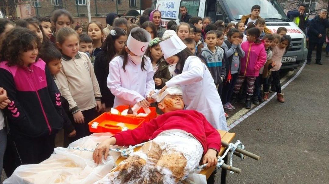 Deprem Tatbikatında Minik &Ouml;ğrencilerin Rolleri İzleyenlerden Beğeni Aldı