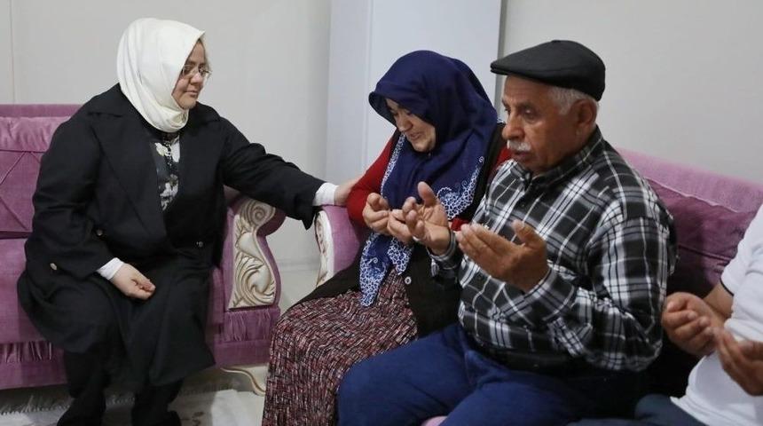 Bakan Selçuk, Ankara’da Yaşayan Şehit Aileleriyle Bayramlaştı