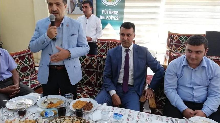 P&uuml;t&uuml;rge Kaymakamına Veda Yemeği