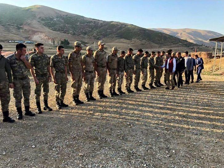 Kaymakam Alibeyoğlu Mehmetçikle Bayramlaştı G4