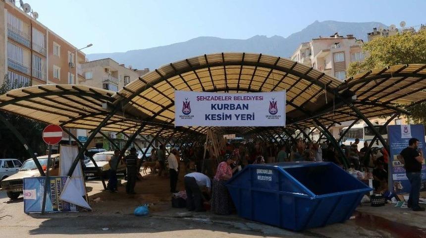 Manisalı Vatandaşlar Kurban İbadetini Yerine Getiriyor