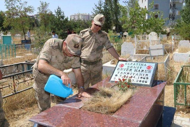 Mehmetçik Şehit Mezarlarını Ziyaret Etti