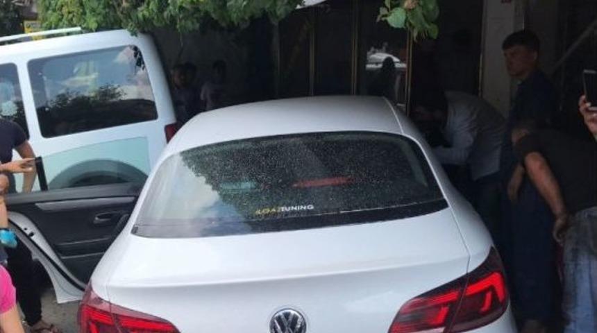 Ataşehir&rsquo;de Hamile S&uuml;r&uuml;c&uuml; Kahvehaneye Daldı: 2 Yaralı