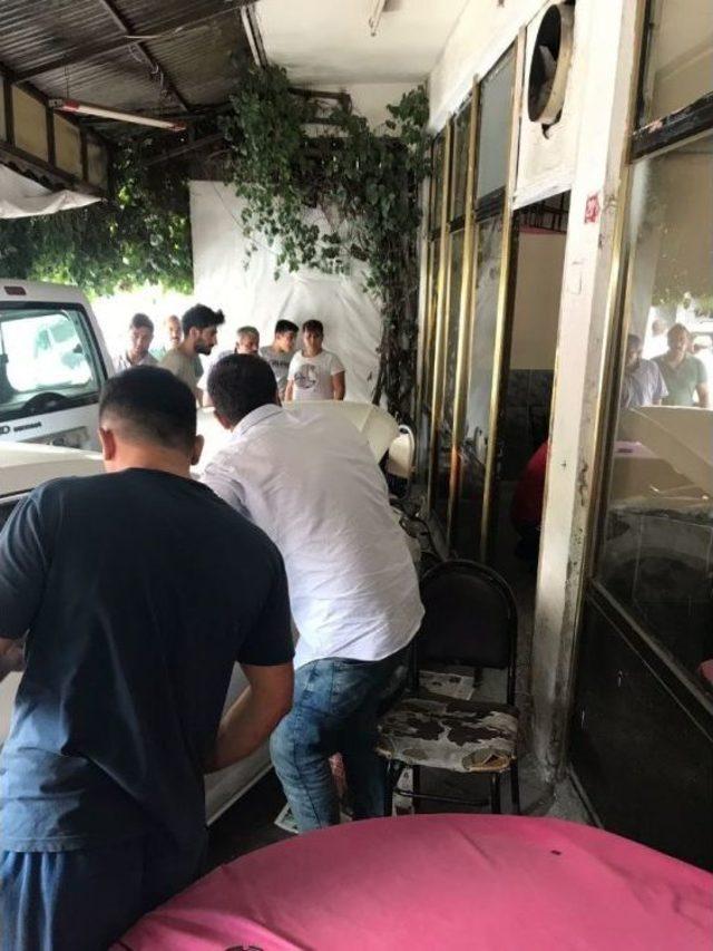 Ataşehir’de Hamile Sürücü Kahvehaneye Daldı: 2 Yaralı