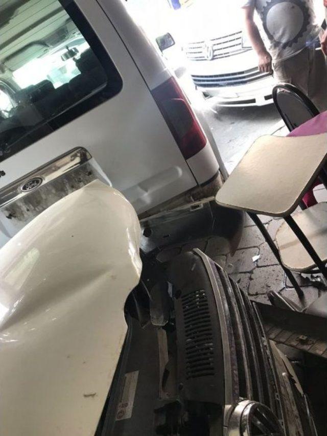 Ataşehir’de Hamile Sürücü Kahvehaneye Daldı: 2 Yaralı