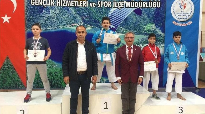 Karate M&uuml;sabakalarından Derece İle D&ouml;nd&uuml;ler