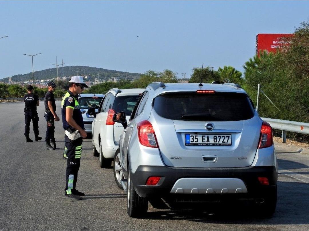 &Ccedil;eşme Emniyet M&uuml;d&uuml;r&uuml;nden Tatlı Karşılama