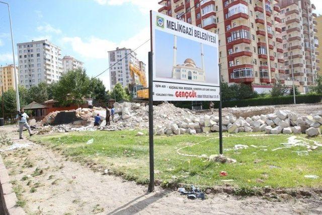 Başkan Memduh Büyükkılıç, Bozgedik Cami İnşaatında İncelemelerde Bulundu