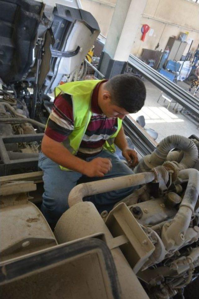 Araçların Bakımı Seyitgazi Belediyesi Atölyelerinde