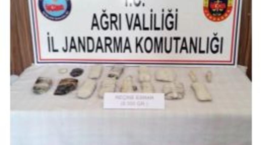 Kaçak Afganların Üzerinde 8 Kilogram Esrar Ele Geçirildi