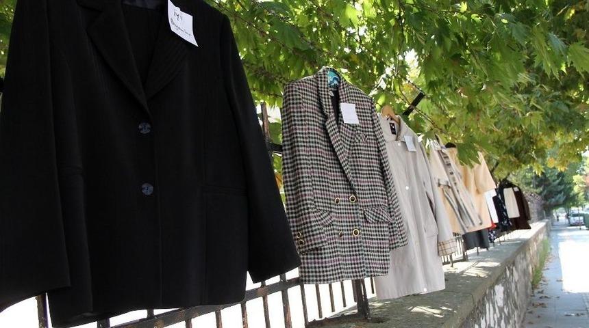 Sokağın Duvarları Yıkanıp Ütülenmiş Kıyafetlerle Doldu