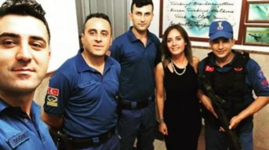 Nazlı &Ccedil;elik Bodrum Tatilinde Askerleri Ziyaret Etti