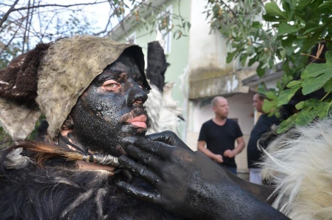 Ke&ccedil;i Derisi Giyip, Dana Kılından Bıyık Takıyorlar
