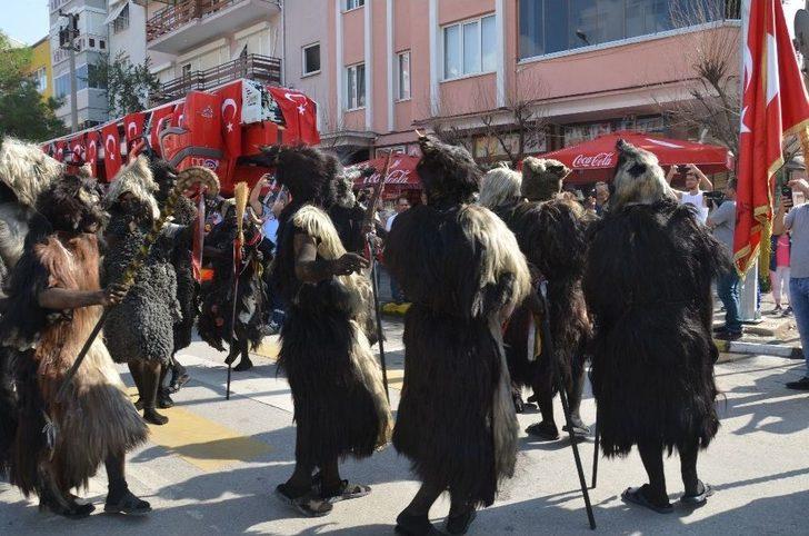 Keçi Derisi Giyip, Dana Kılından Bıyık Takıyorlar G1