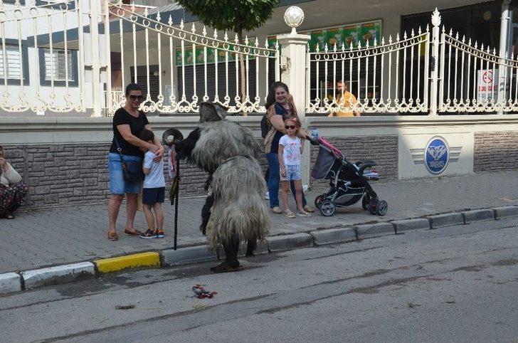 Keçi Derisi Giyip, Dana Kılından Bıyık Takıyorlar G3