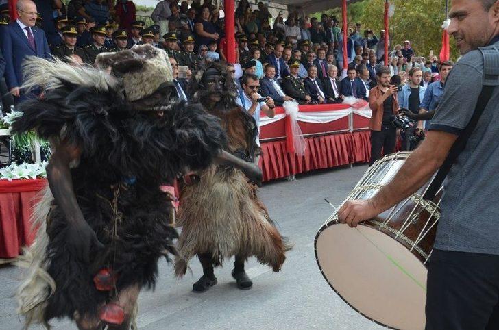 Keçi Derisi Giyip, Dana Kılından Bıyık Takıyorlar G4