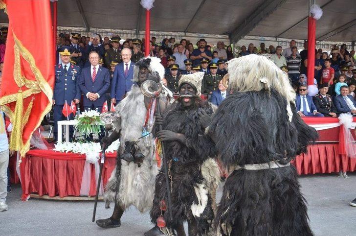 Keçi Derisi Giyip, Dana Kılından Bıyık Takıyorlar G5