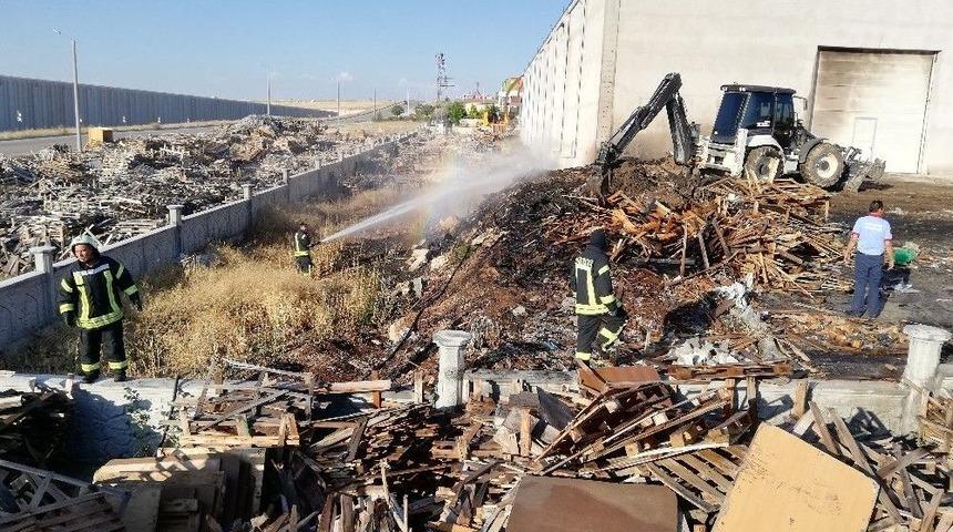 Tutuşan Tahta Paletler Fabrikaya Sı&ccedil;ramadan S&ouml;nd&uuml;r&uuml;ld&uuml;
