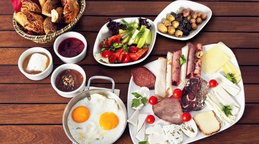 Kahvaltının Mutlulukla İlgisi Olduğunu Düşünenleri Üzecek Bir Haber