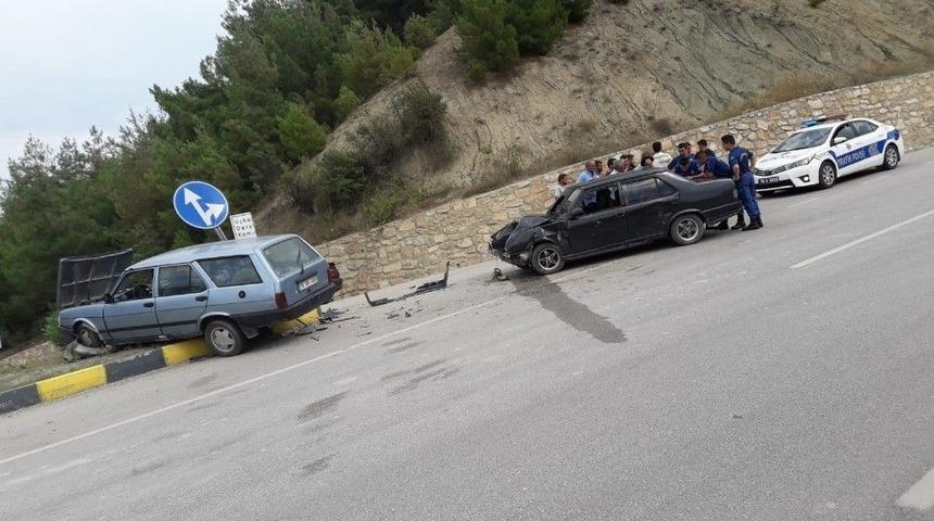 Karab&uuml;k&rsquo;te İki Otomobil &Ccedil;arpıştı: 2 Yaralı