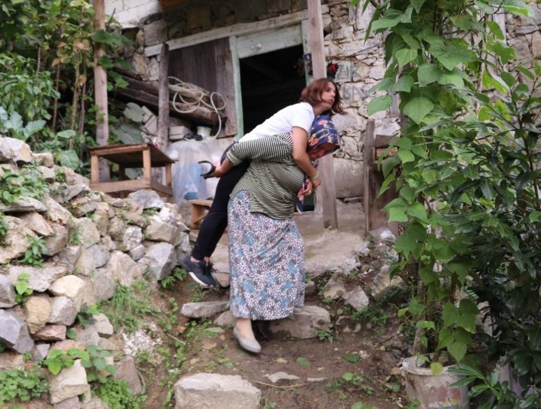 Rize&rsquo;de Yol Olmadığı İ&ccedil;in Sırtta Taşınarak Evine Ulaşan Ms Hastasına Vatandaşlardan Destek