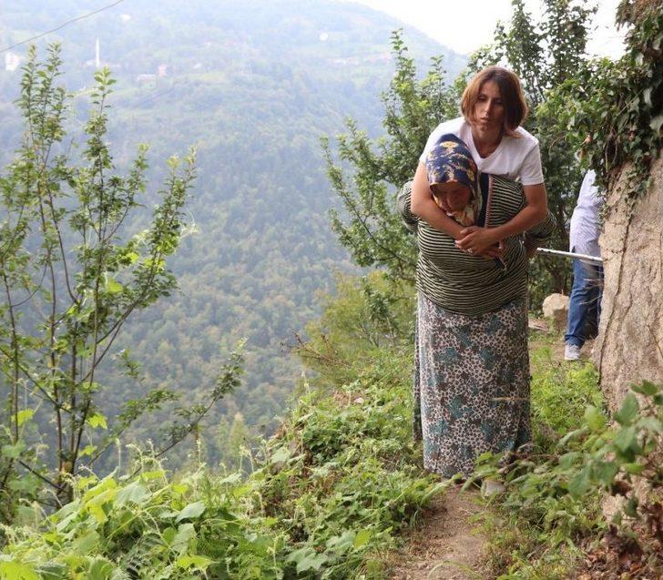 Rize’de Yol Olmadığı İçin Sırtta Taşınarak Evine Ulaşan Ms Hastasına Vatandaşlardan Destek G1