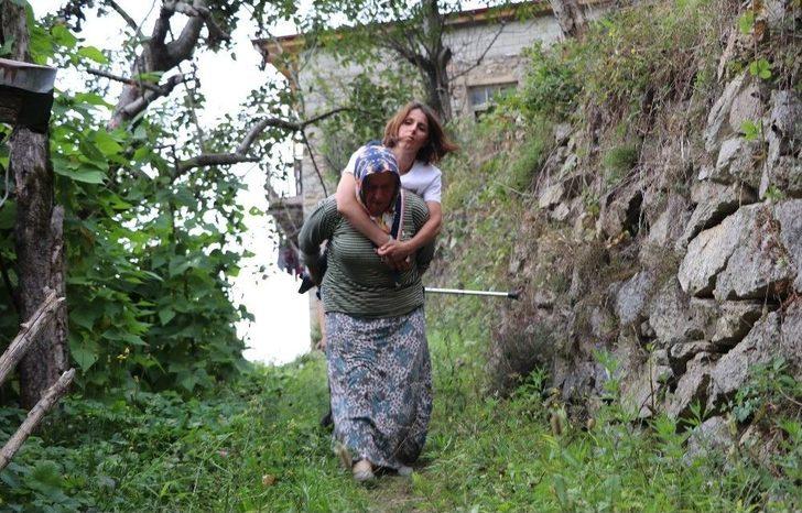 Rize’de Yol Olmadığı İçin Sırtta Taşınarak Evine Ulaşan Ms Hastasına Vatandaşlardan Destek G3