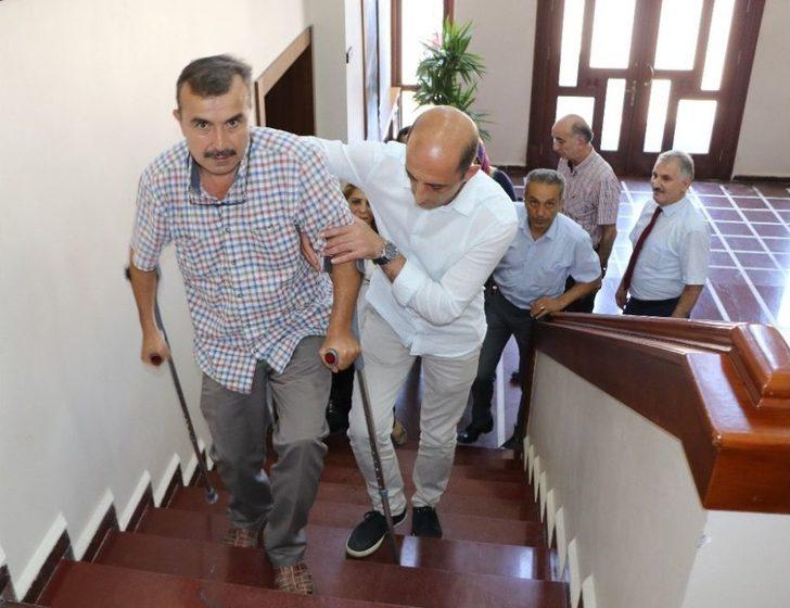 Rize’de Yol Olmadığı İçin Sırtta Taşınarak Evine Ulaşan Ms Hastasına Vatandaşlardan Destek G4