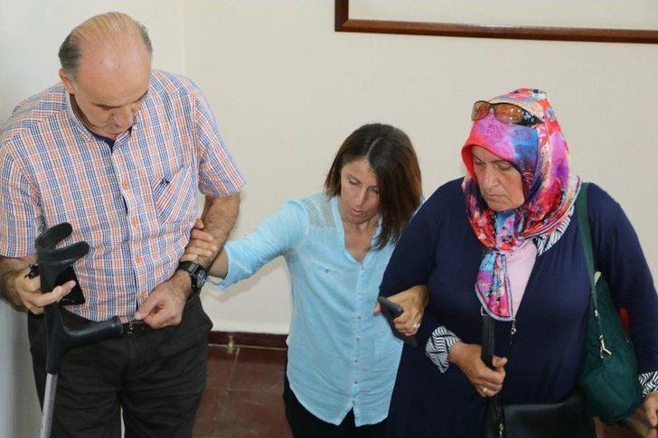 Rize’de Yol Olmadığı İçin Sırtta Taşınarak Evine Ulaşan Ms Hastasına Vatandaşlardan Destek G5