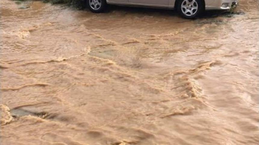 Kocaeli&rsquo;nin Gebze İl&ccedil;esine Bağlı Tavşanlı K&ouml;y&uuml;nde Bulunan Ballıkayalar&rsquo;da Piknik Yapmaya Giden 8 Kişi Mahsur Kaldı. Selde Mahsur Kalan 8 Kişiyi Kurtarmak İ&ccedil;in &Ccedil;alışma Başlatıldı. Olay Yerine Helikopter Sevk Edildi.